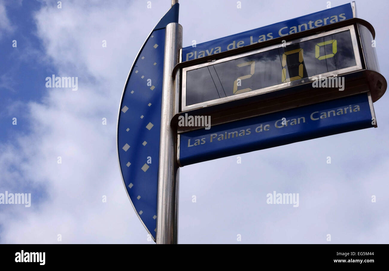 Winter temperature displayed on beach in Las Palmas de Gran Canaria, Canary  Islands Stock Photo - Alamy