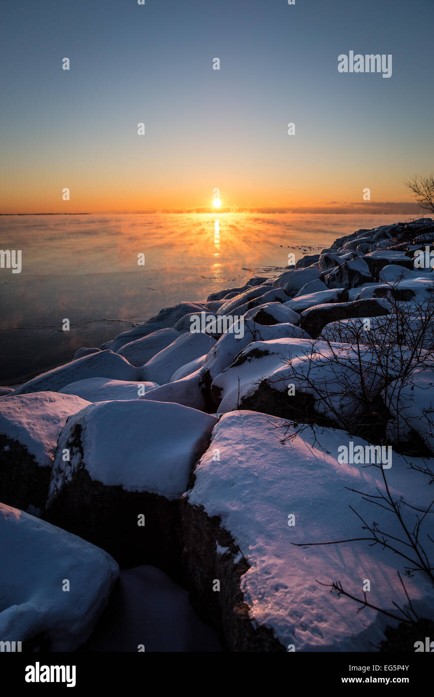 The sun rises above the steaming waters of Lake Ontario as a -25C polar airmass engulfs the Toronto area & eastern North America Stock Photo