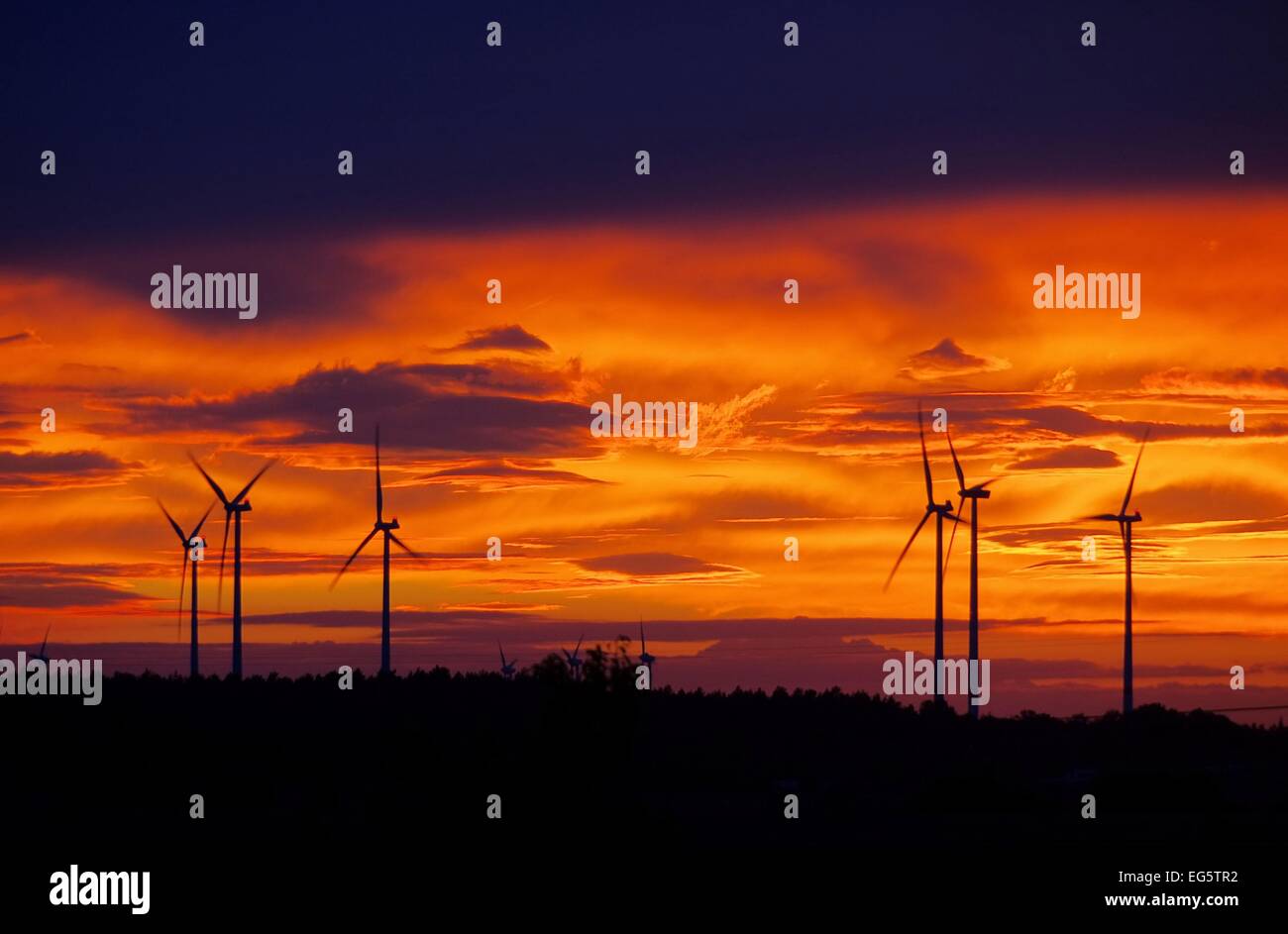 Windrad Sonnenuntergang - wind turbine sunset 01 Stock Photo