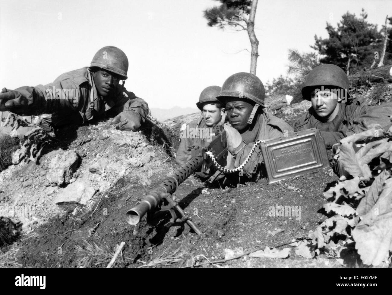 KOREAN WAR (1950-1953) Fighting with the 2nd Inf. Div. north of the Chongchon River, Sfc. Major Cleveland, weapons squad leader, points out communist-led North Korean position to his machine gun crew.  November 20, 1950.  Photo :. James Cox, US Army NARA FILE #:  111-SC-353469 WAR & CONFLICT BOOK #:  1426 Stock Photo