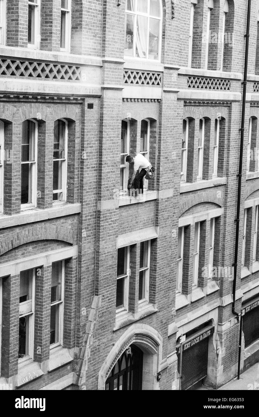 Window cleaner on very narrow ledge 3storeys up with no safety gear and