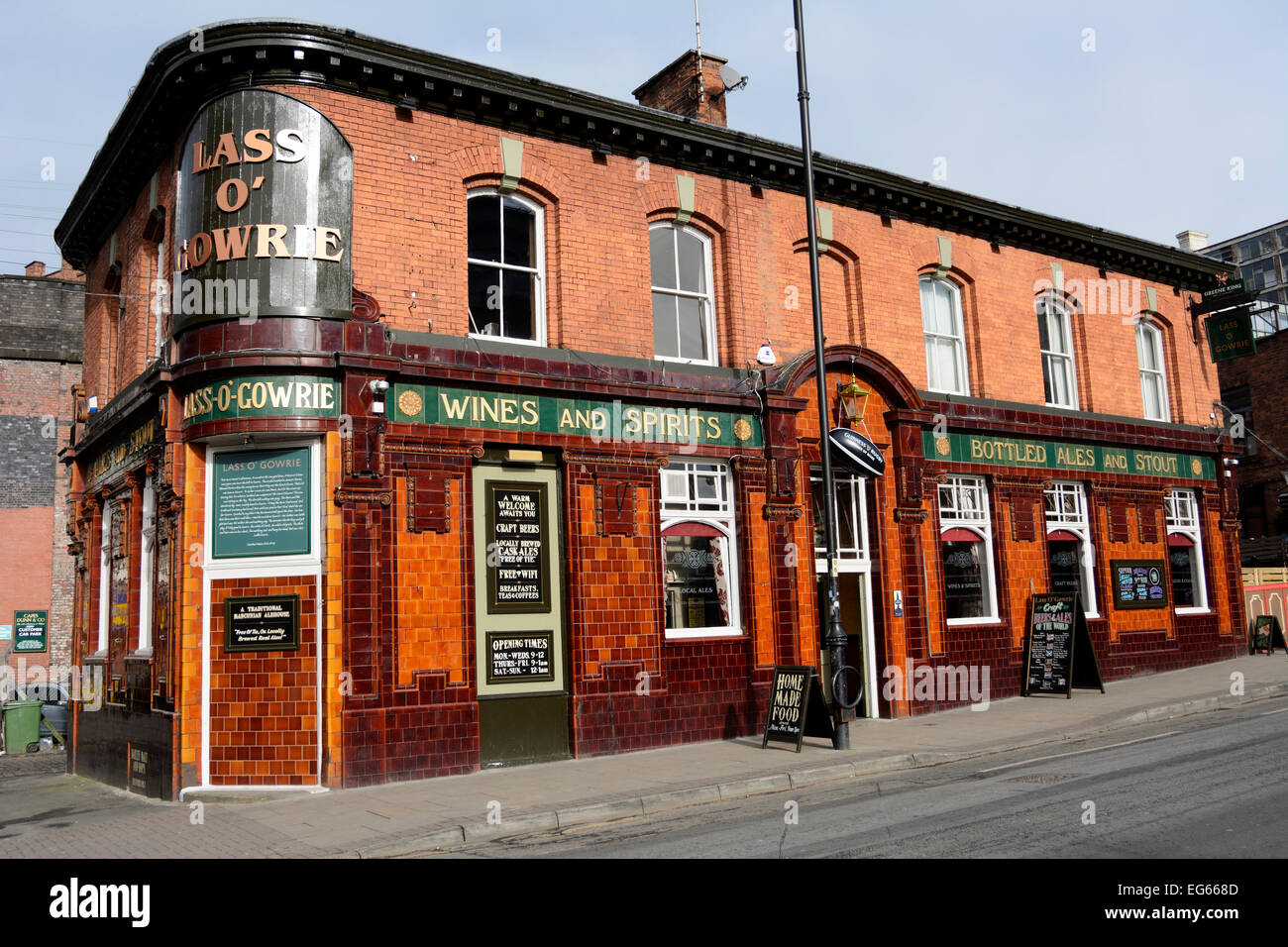 Lass-O-Gowrie - A historic  Manchester tiled public house which was named as Best British Pub in Britain 2012. Stock Photo