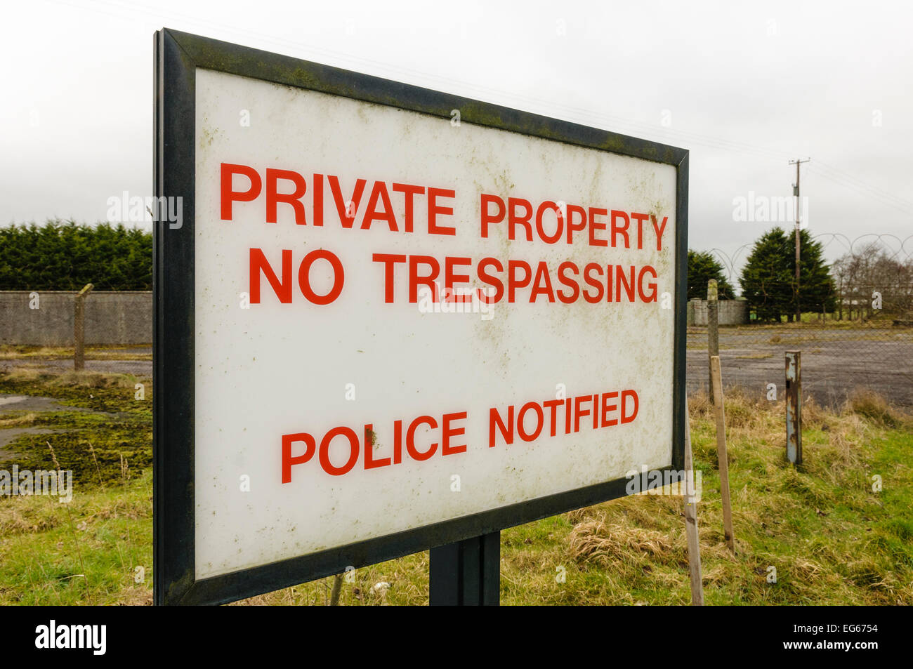 Sign advising public that this is private property, no trespassing, police notified Stock Photo