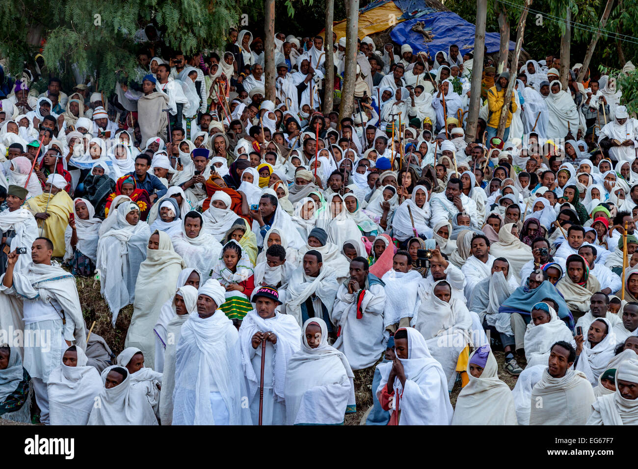 Christian Pilgrims Dressed In White, Watch The Christmas Day Celebrations At Beite Maryam Church, Lalibela, Ethiopia Stock Photo