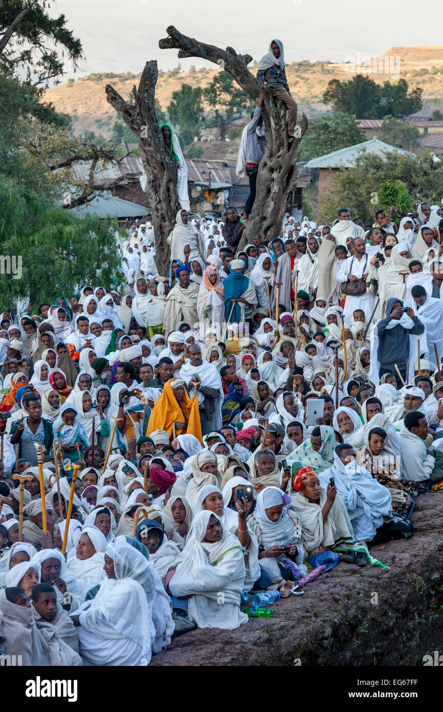 Christian Pilgrims Dressed In White, Watch The Christmas Day Celebrations At Beite Maryam Church, Lalibela, Ethiopia Stock Photo