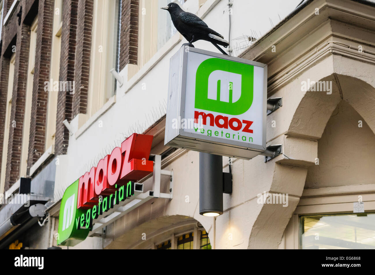 Maoz Vegetarian, Damrak, Amsterdam. A chain of falafel fast food restaurants, serving purely vegetarian food. Stock Photo