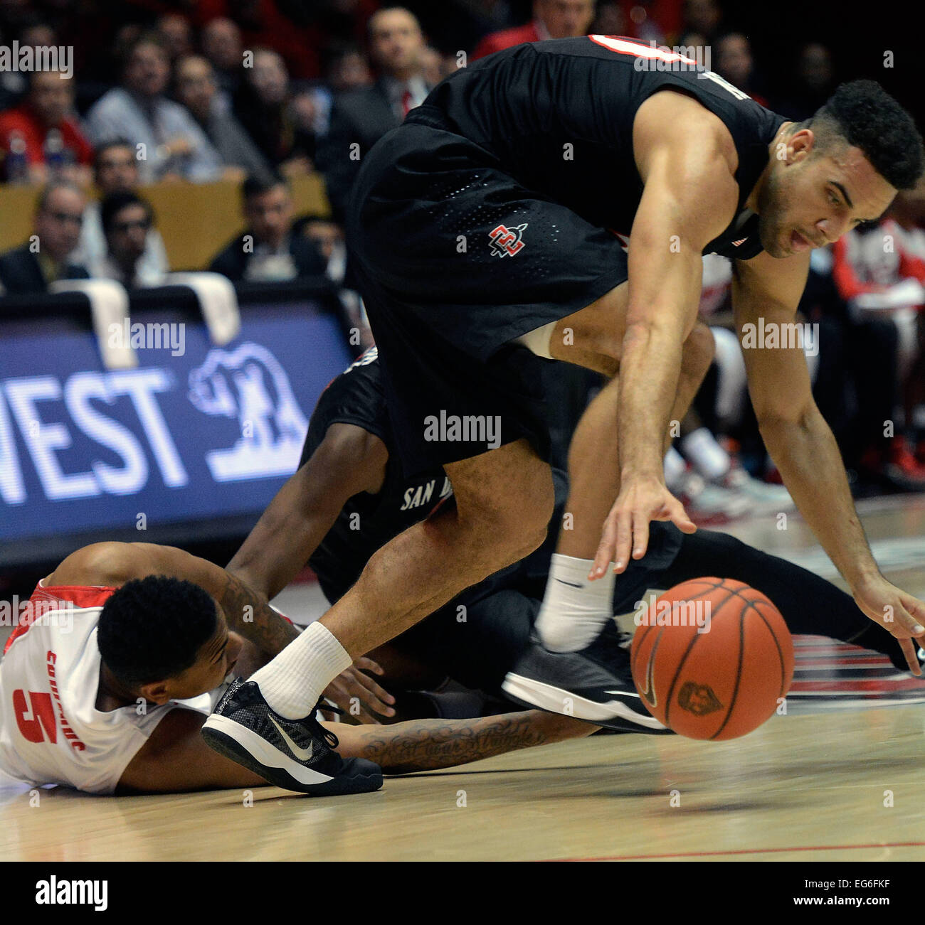 Albuquerque, New Mexico, USA. 17th Feb, 2015. SPORTS-- San Diego State's J.J. O'Brien, grabs a loose ball from UNM's Arthur Edwards, 5, during the game in the Pit on Sunday, February 17, 2015. Credit:  Greg Sorber/Albuquerque Journal/ZUMA Wire/Alamy Live News Stock Photo
