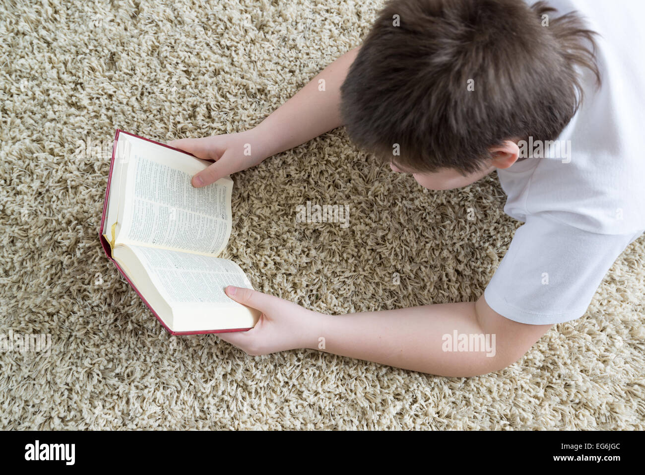 Boy child 2 years old read book fotografías e imágenes de alta resolución -  Alamy
