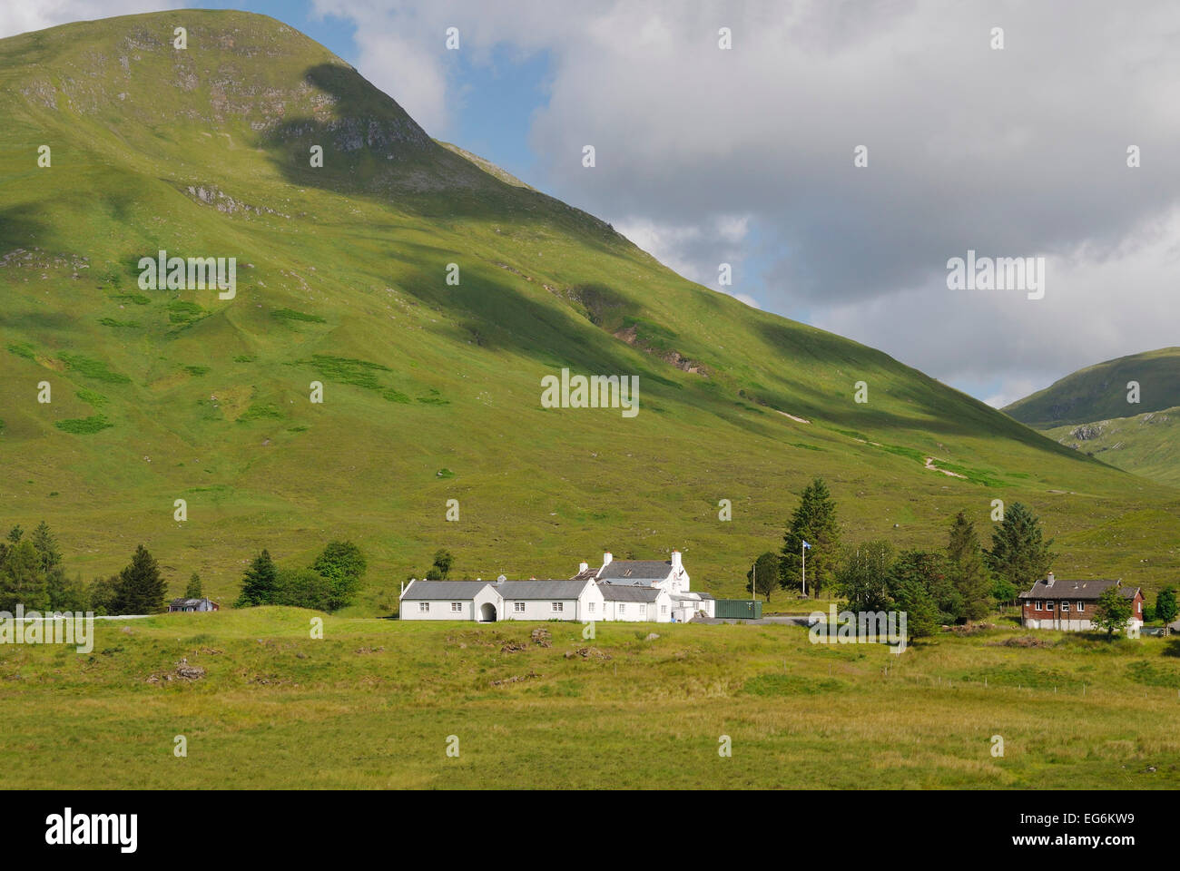 Cluanie Lodge Inn & Squrr an Fhuarail Glen Shiel, Highland, Scotland Stock Photo