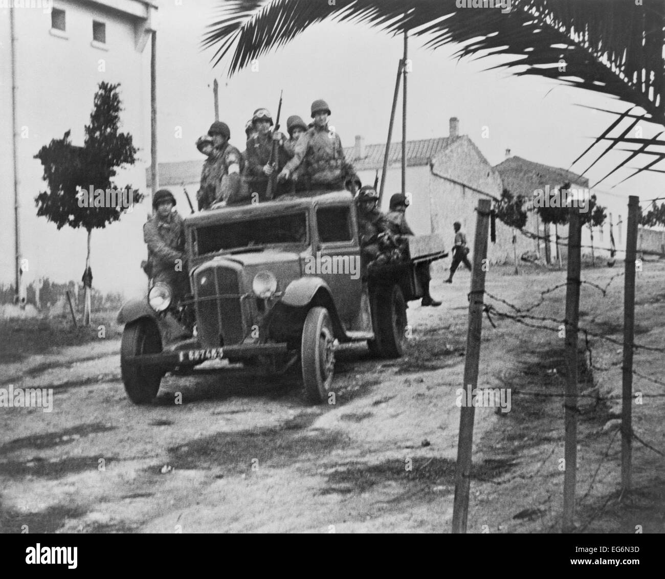 U.S. troops advancing in Oran, North Africa, Nov 18, 1942. They are part of the Central Task Force of Operation Torch that Stock Photo
