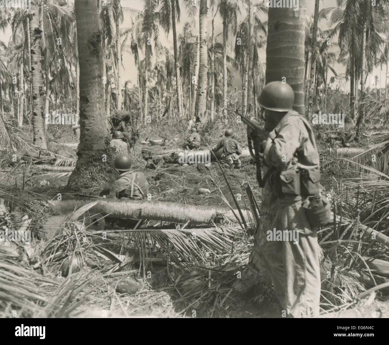 U.S. soldiers pinned down by a enemy machine gun, 50 feet from White Beach, Leyte Island. Oct. 21, 1944. Philippines, Battle of Stock Photo