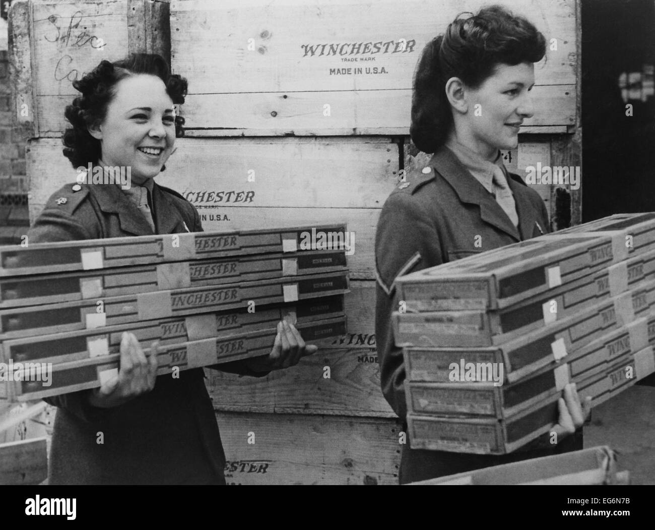English women of the Auxiliary Territorial Service with American rifles