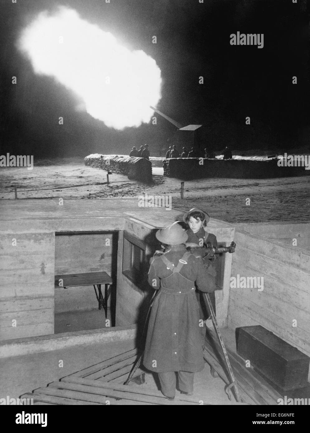 British enlisted women, 'gunner girls' at night action station in 1940-41. They are next to anti-aircraft gun firing in near Stock Photo