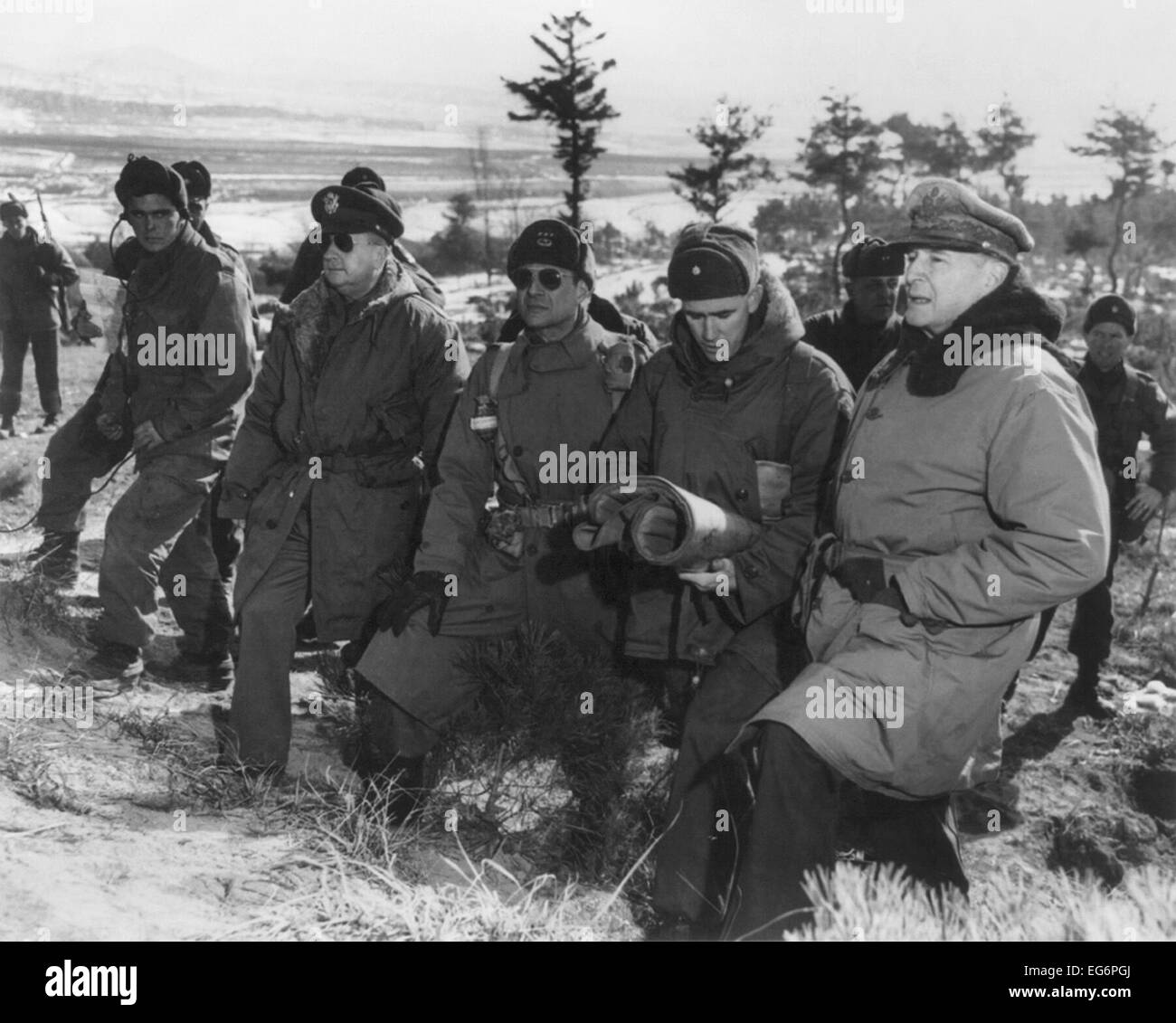 General Douglas MacArthur at the front lines above Suwon, Korea, Jan 29, 1951. L-R: Unidentified soldier, Generals Courtney Stock Photo