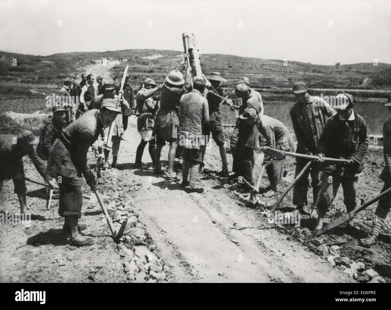 Chinese Civil War 1946-1949. Volunteers from the Communist Chinese Army constructing a road. The People's Liberation Army was Stock Photo