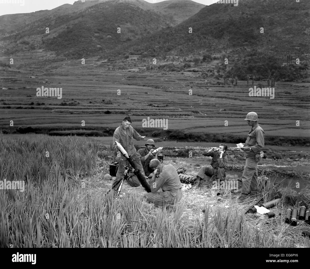 U.S. soldiers of a 4.2 mortar crew returns enemy fire in Battle of Masan in South Korea. The battle was fought in the vicinity Stock Photo