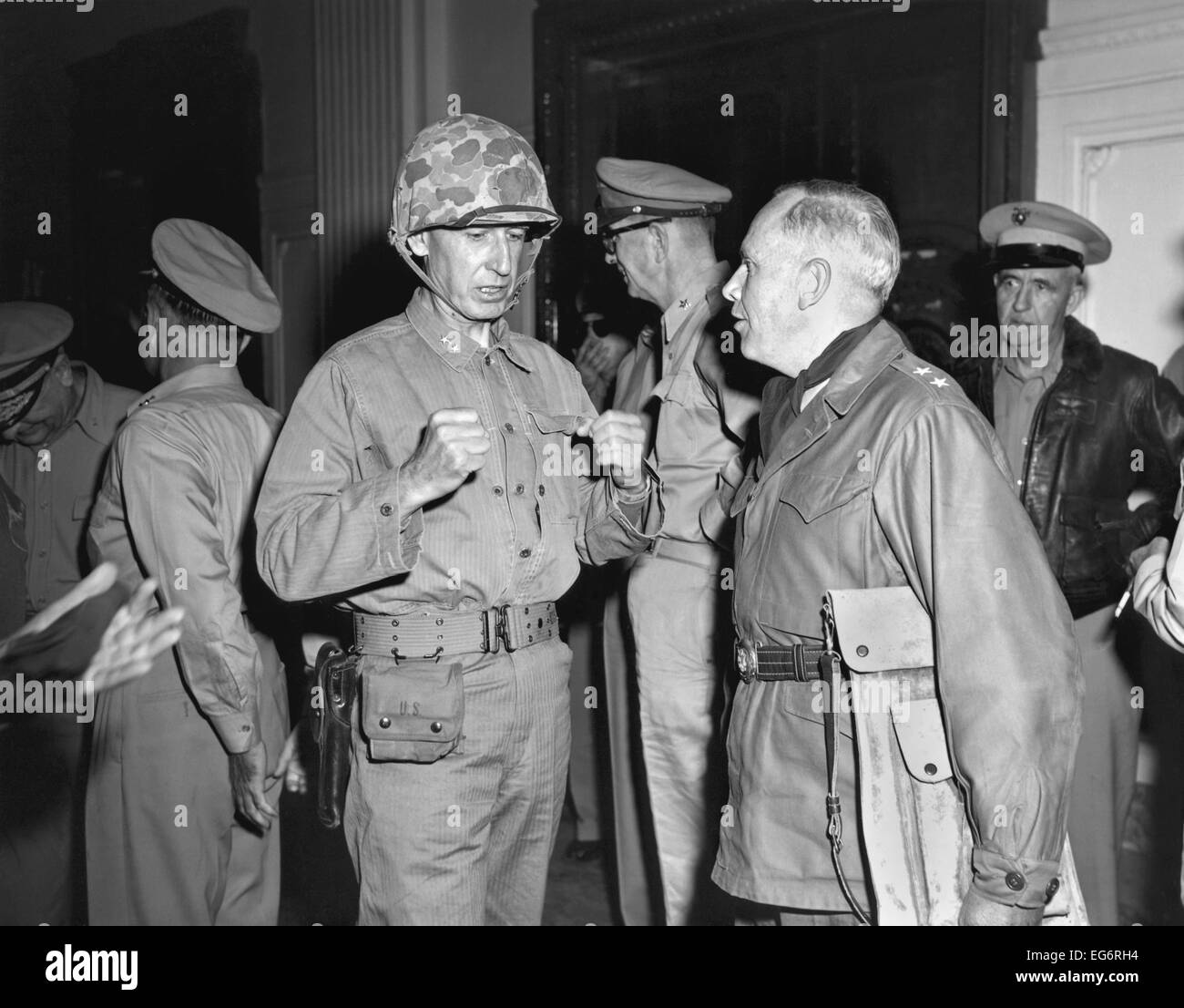 1st Marine Div. Gen. Oliver Smith, talks with Maj Gen Edward M. Almond, Tenth Corps commander. Ca. Sept 22-30, 1950. Seoul, Stock Photo