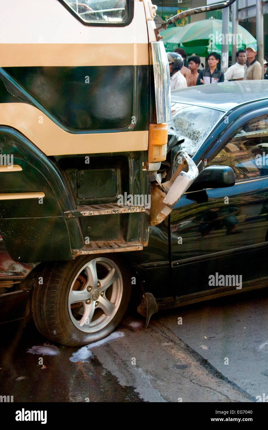 Head on collision hi-res stock photography and images - Alamy