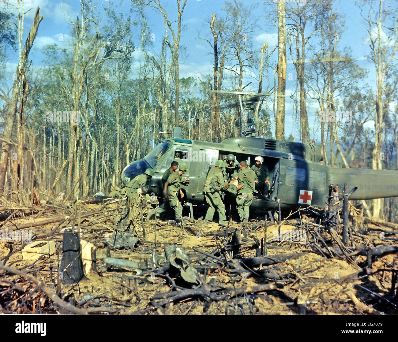 Members of the Fourth Batallion, 173rd Airborne Brigade, load the wounded aboard a UH-1D helicopter for evacuation after the assault on Hill 875, located 15 miles west of Dak To, Vietnam on November 23, 1967. Foto: Alfred Batungbacal - U.S. Army    (c) dpa - Report    Stock Photo