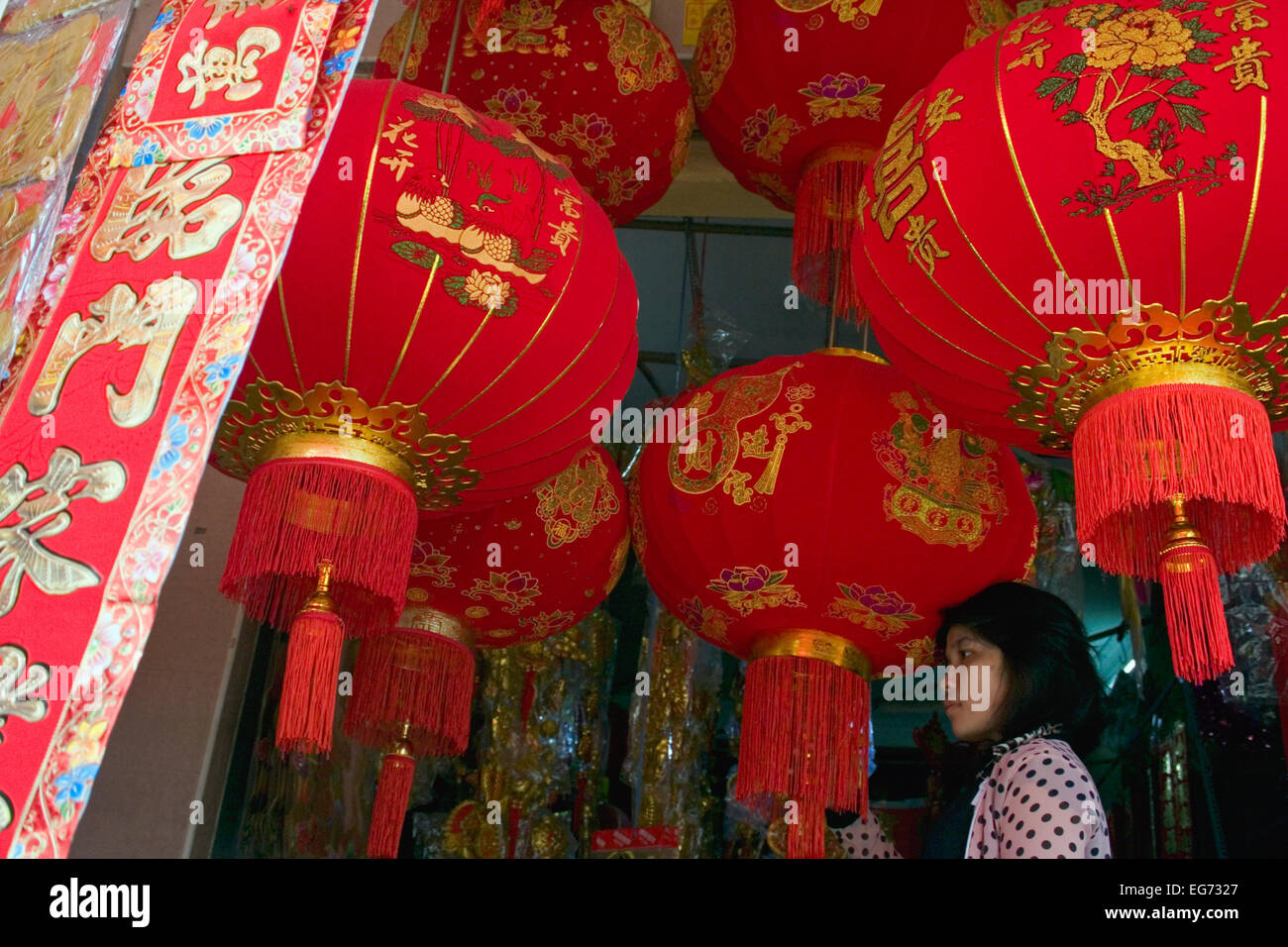 where can i buy chinese lanterns in store