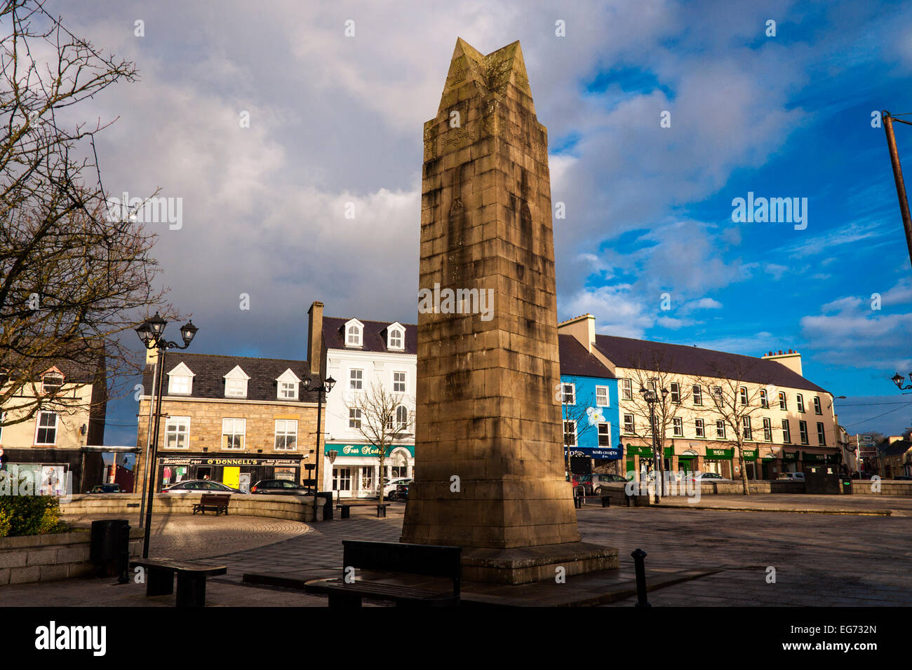 Shops on The Diamond in Donegal Town and the Four Masters monument Stock Photo
