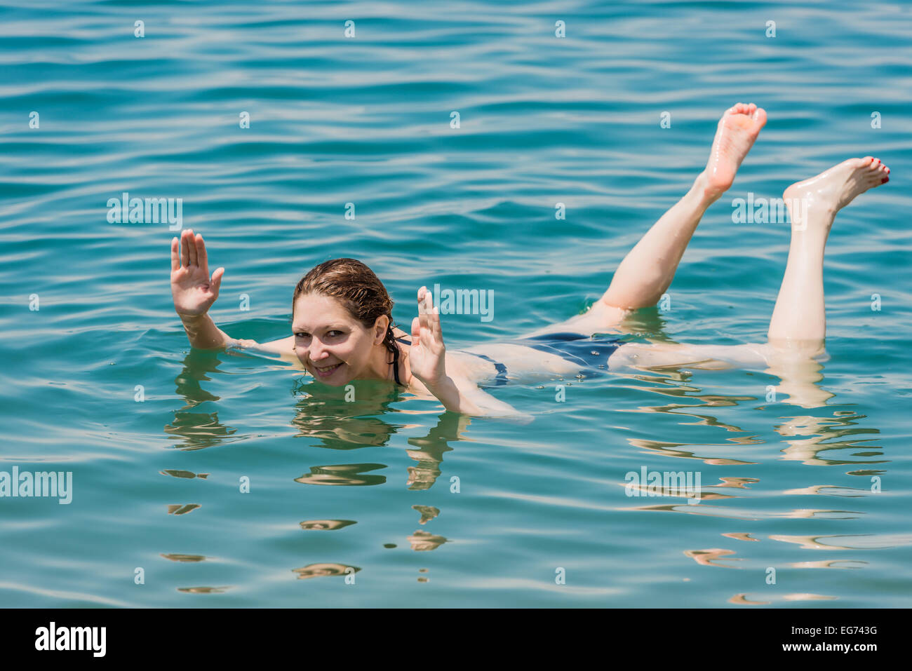 Во время месячных можно купаться в бассейне. Мертвое море купание. Плавание в Мертвом море. Мертвое море плавать. Мертвое море люди плавают.