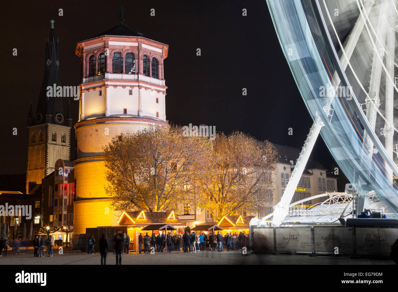 Germany, Duesseldorf, Burgplatz with Lambertus Basilica, donjon and ferris wheel at night Stock Photo