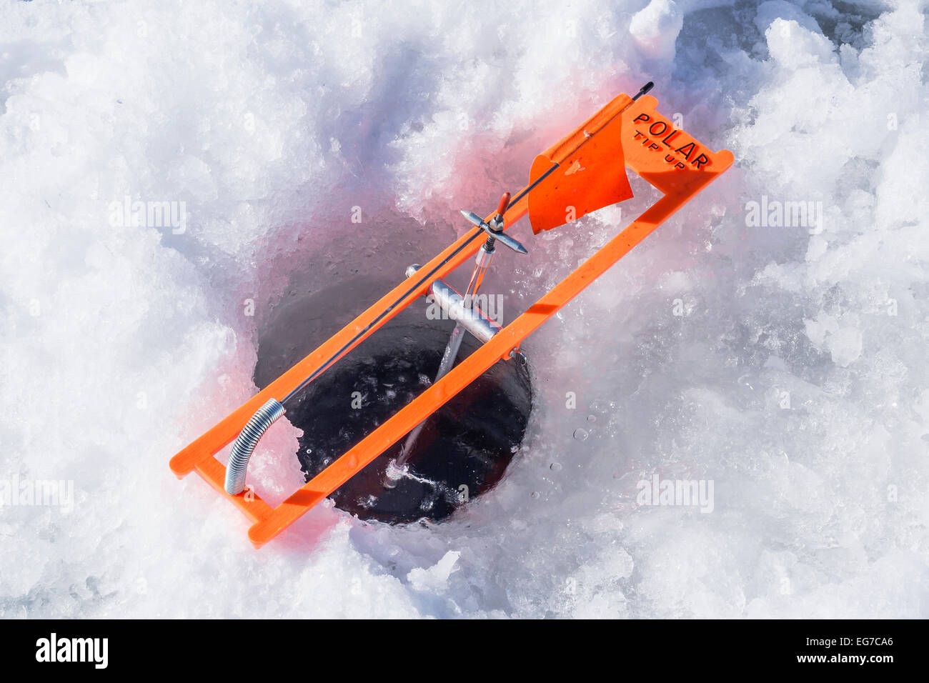 https://c8.alamy.com/comp/EG7CA6/tip-up-with-flag-while-ice-fishing-for-northern-pike-on-a-lake-in-EG7CA6.jpg