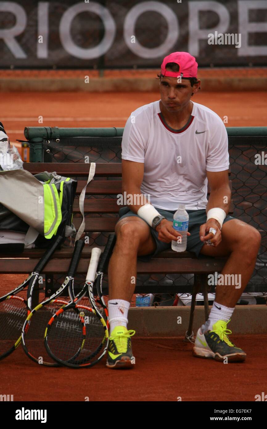 Rio de Janeiro, Brazil. 16th February, 2015. Rafael Nadal (ESP) taking a  pause at his training for the Rio Open 2015 ATP 500, held on clay courts at  Jockey Club Brasileiro. ©