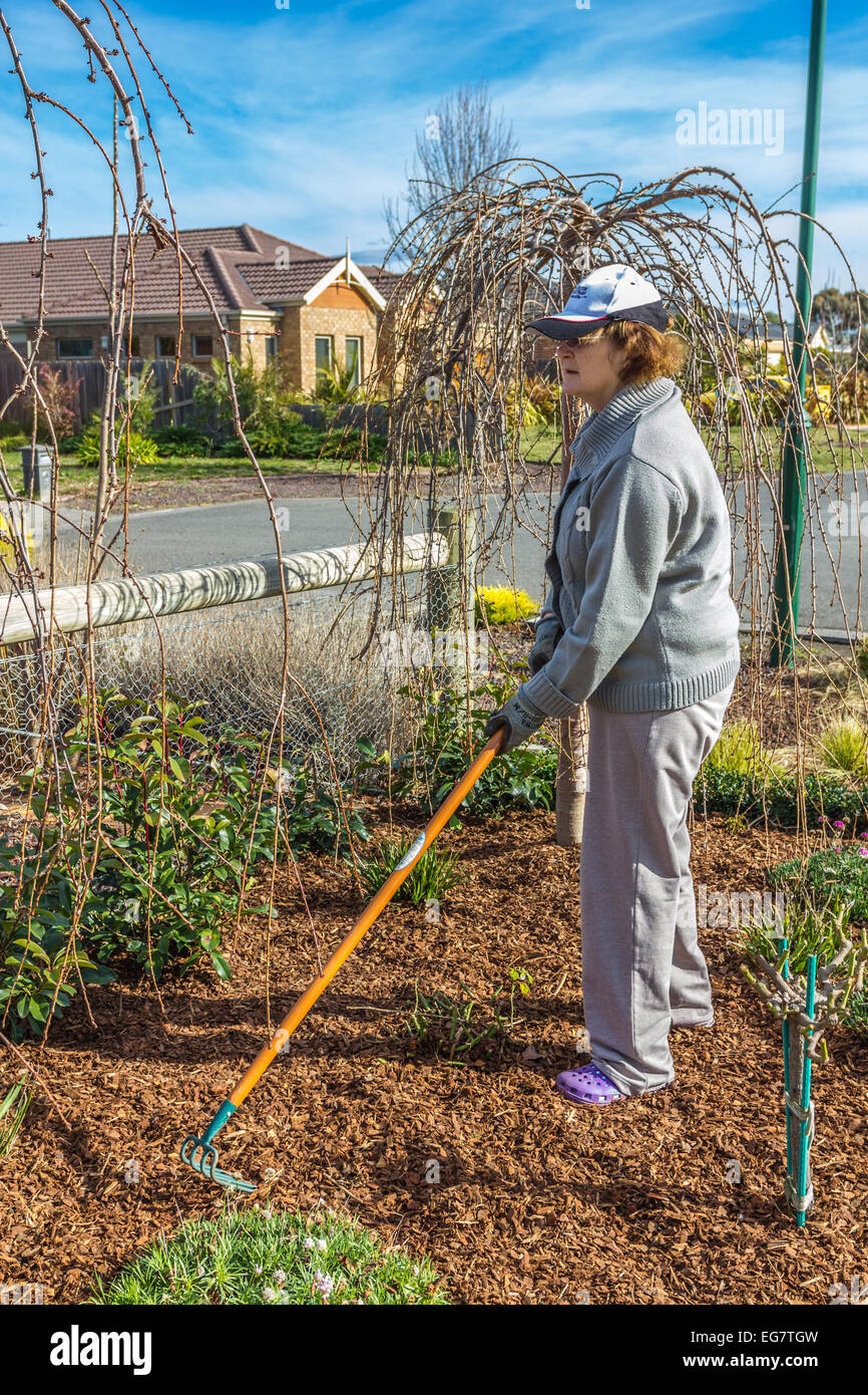 Spreading mulch hires stock photography and images Alamy