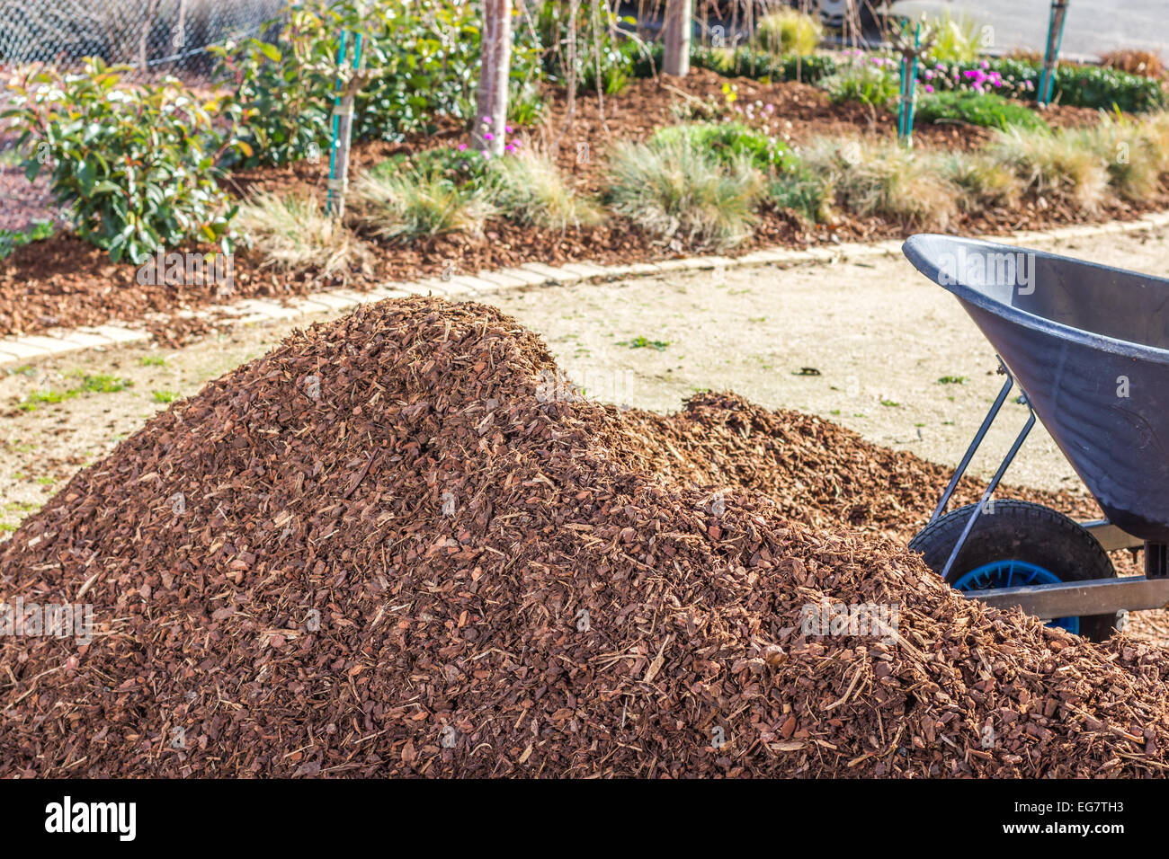 Spread mulch on garden hires stock photography and images Alamy