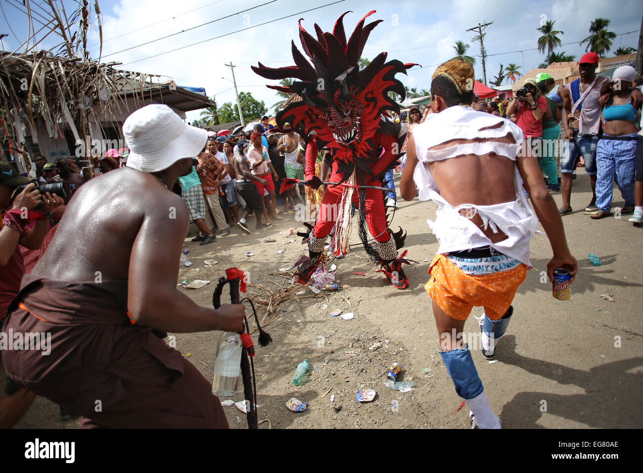 Colon, Panama. 18th Feb, 2015. A dancer in devil costume takes part in the Ash Wednesday celebration at Nombre de Dios village, Colon province, Panama, on Feb. 18, 2015. The dance of the 'Devil and Congo' represents the way in which African slaves and runaway salves mocking their masters during the colonial period, performing the good with the 'congos' and the evil with the devil figure, according to local press. © Mauricio Valenzuela/Xinhua/Alamy Live News Stock Photo