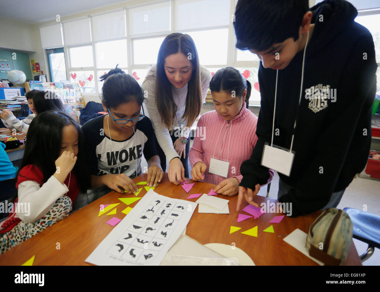 (150219) -- VANCOUVER, Canada, Feb. 19, 2015 (Xinhua) -- Pupils learn how to play tangram at the Whiteside Elementary School in Richmond, Canada, Feb. 18, 2015. Schools in Vancouver area held different events with the theme of Chinese Lunar New Year for children to learn Chinese culture. (Xinhua/Liang Sen) Stock Photo