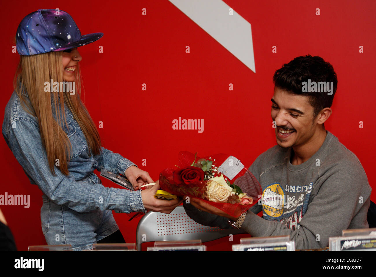 A fan gives roses to Moreno. He is very happy. The rapper Italian ...