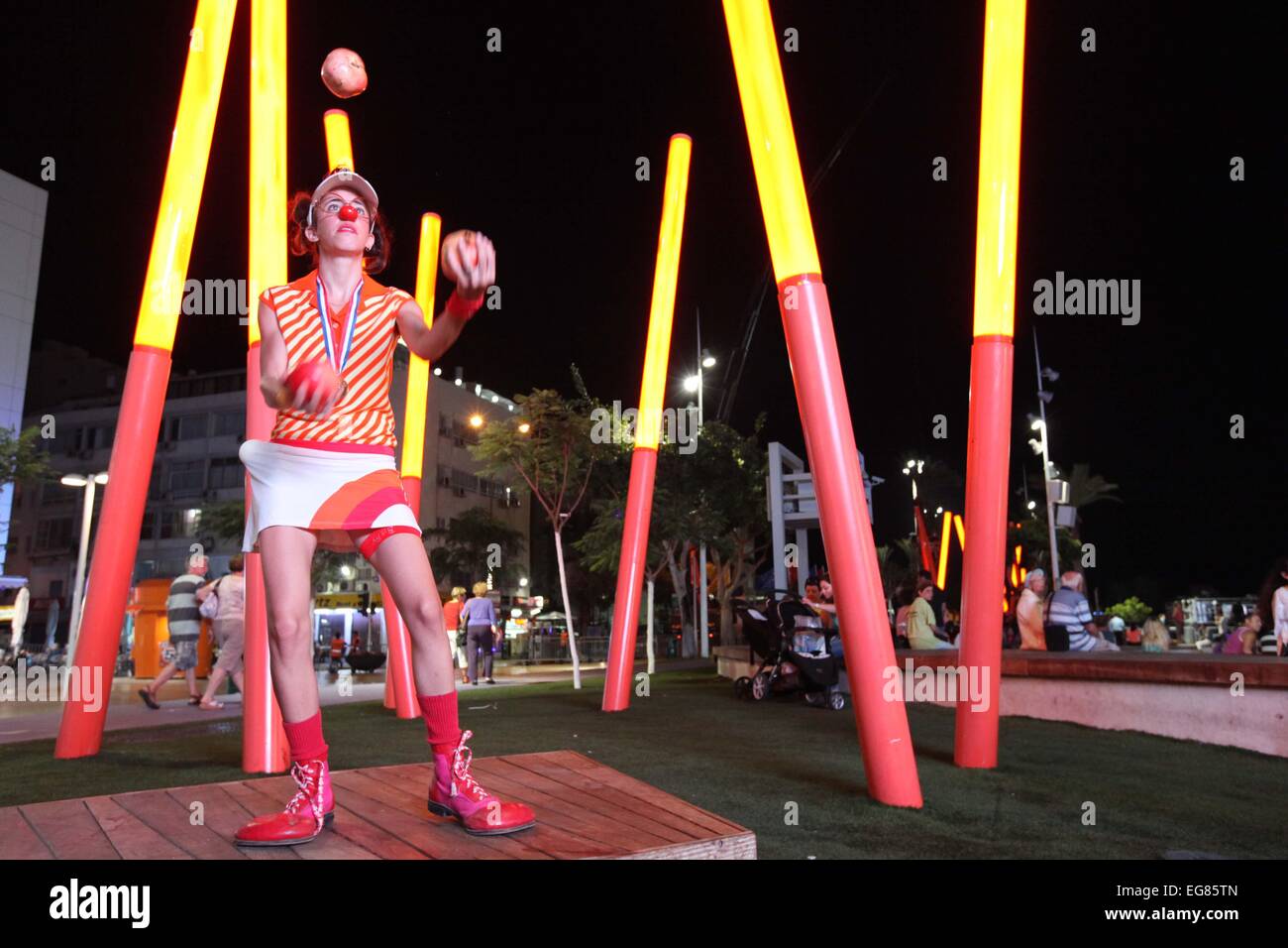 Clown juggling balls circus hires stock photography and images Alamy