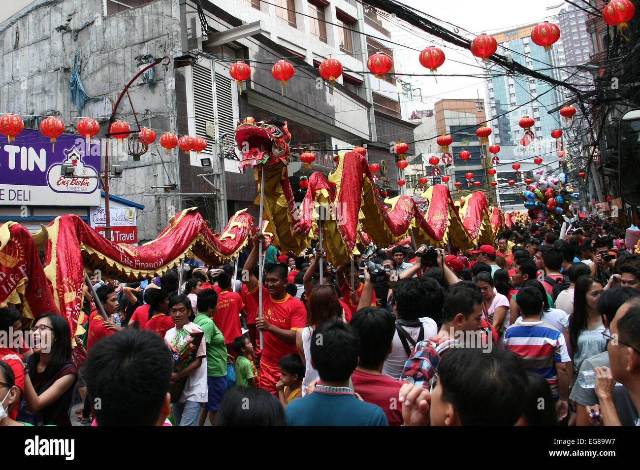 A Chinese dragon manned by over one hundred fifty people makes its way through Ongpin street in Binondo, Manila. Thousands of people joined in the celebration of the Lunar New Year in Binondo, Manila. The Filipino-Chinese community, in the oldest china town in the world, welcomed the year of the wooden sheep with dragon and lion dances. © Gerard Seguia/Pacific Press/Alamy Live News Stock Photo