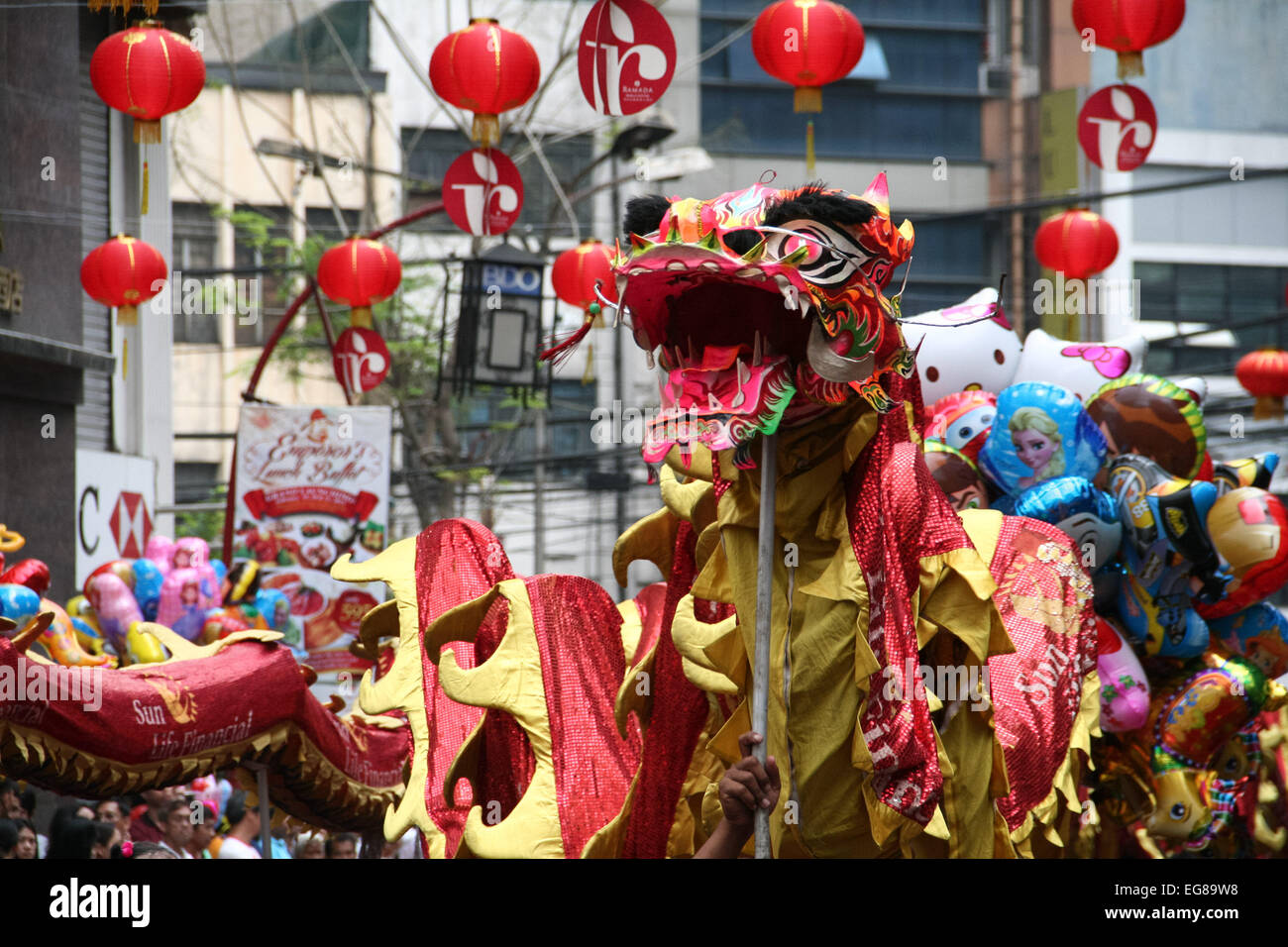 A Chinese dragon makes its way along Ongpin street in Binondo, Manila. Thousands of people joined in the celebration of the Lunar New Year in Binondo, Manila. The Filipino-Chinese community, in the oldest china town in the world, welcomed the year of the wooden sheep with dragon and lion dances. © Gerard Seguia/Pacific Press/Alamy Live News Stock Photo