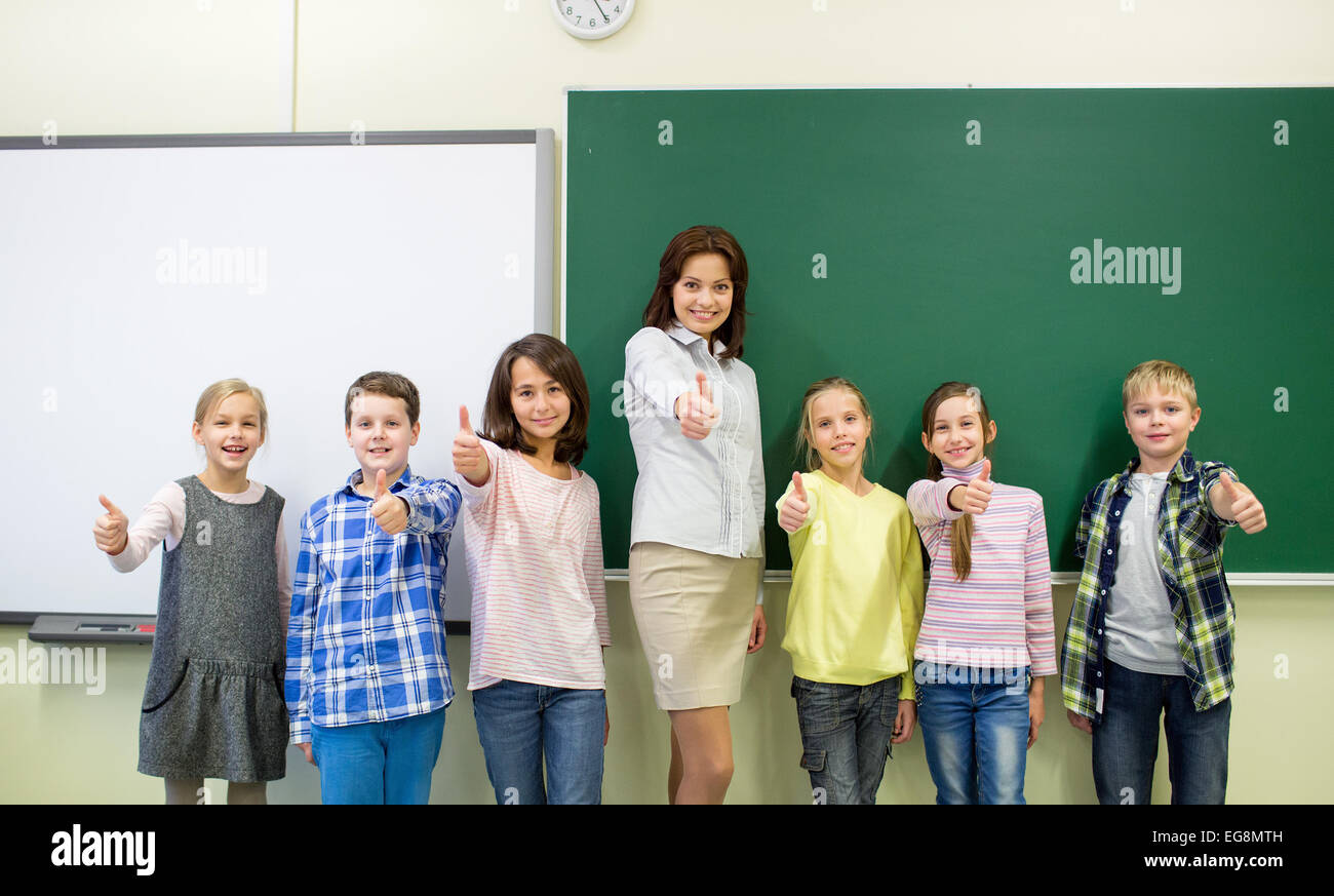 Школа отображает. Ученик 3 класса. Ученики 2 класса. Интерактивная доска в начальной школе. Школьный класс с детьми.