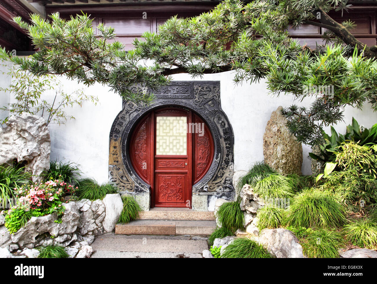 Round doorway in ancient Yu Yuan Garden in Shanghai, China Stock Photo