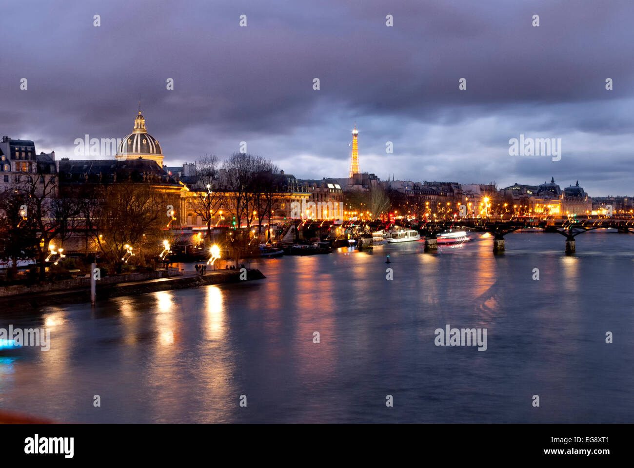 Night view of the Seine River in Paris in front of the Eiffel tower ...