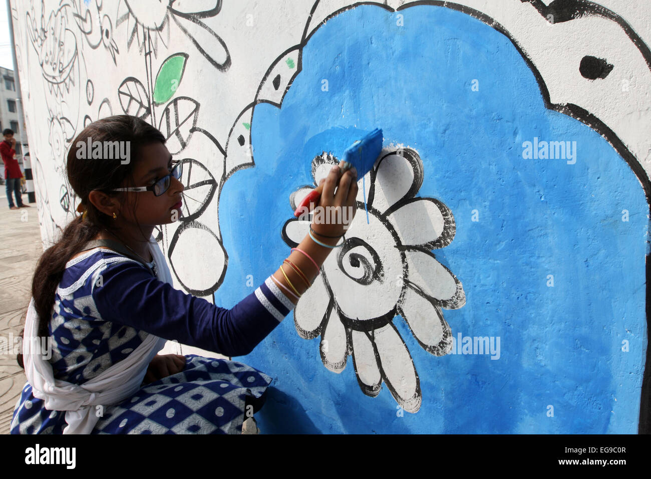 Dhaka, Bangladesh, 20th Feb, 2015. Bangladeshi fine arts student paints on the wall as part of