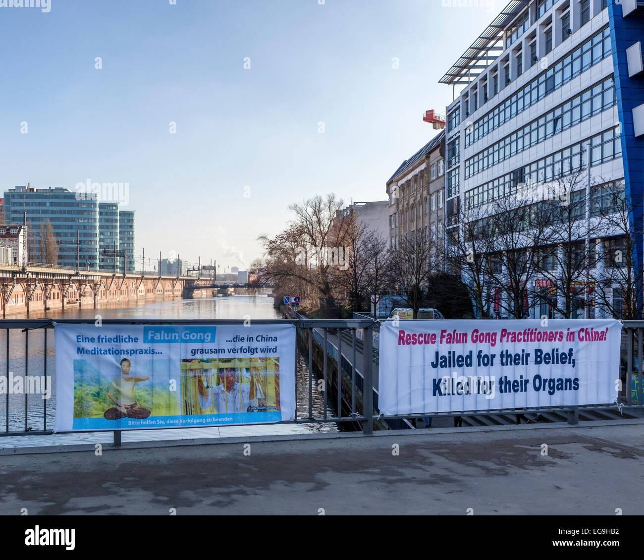 Germany, Berlin, 19th February 2015. Protesters on the Jannowitzbrücke opposite the Chinese Embassy display banners protesting the treatment of Falun Gong practitioners in China. It is alleged that followers of the self-improvement regime are subjected to extreme torture, their organs are harvested for profit and that there have been nearly 4000 reported deaths. Credit:  Eden Breitz/Alamy Live News Stock Photo