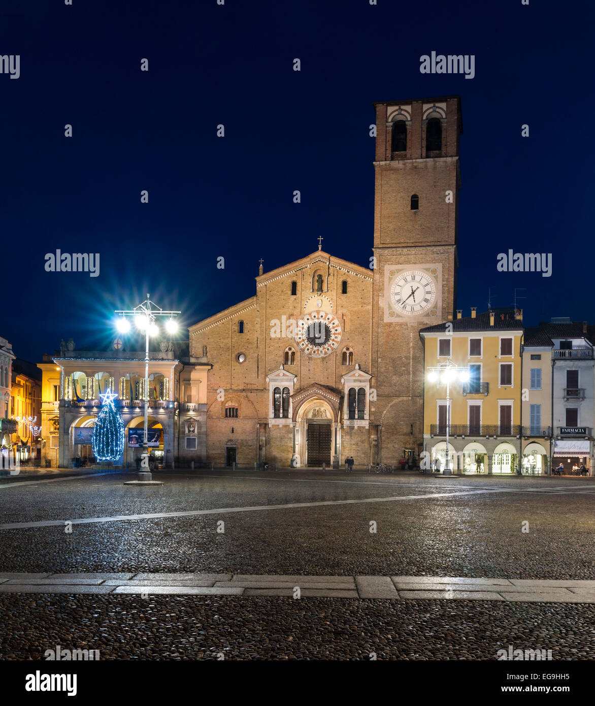 Piazza della Vittoria, Basilica of the 12 Apostles or Basilica San Bassiano, in the evening, Lodi, Lombardy, Italy Stock Photo