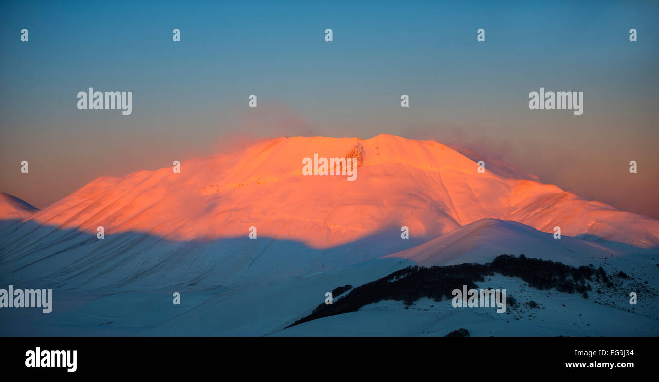 Mount Vettore at sunset in winter, Sibillini Mountains National Park, Umbria, Italy Stock Photo