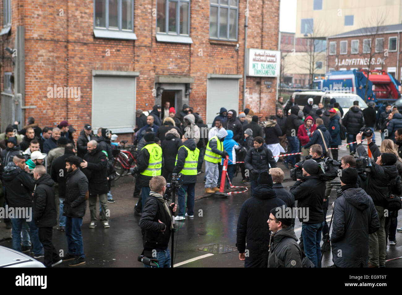 Copenhagen, Denmark. 20th February, 2015. A crowd of bystanders and media people is gathered at the mosque in north western Copenhagen where the funeral prayer for the alleged terror attacker,  Omar Abdel Hamid El-Hussein (age 22), takes place after the Friday prayer. Hussein is the alleged perpetrator behind the terror attacks Feb 14 & 15 in Copenhagen, where 2 people was killed and 5 police officers wounded. Hussein died in a shootout with the police early Sunday morning Credit:  OJPHOTOS/Alamy Live News Stock Photo
