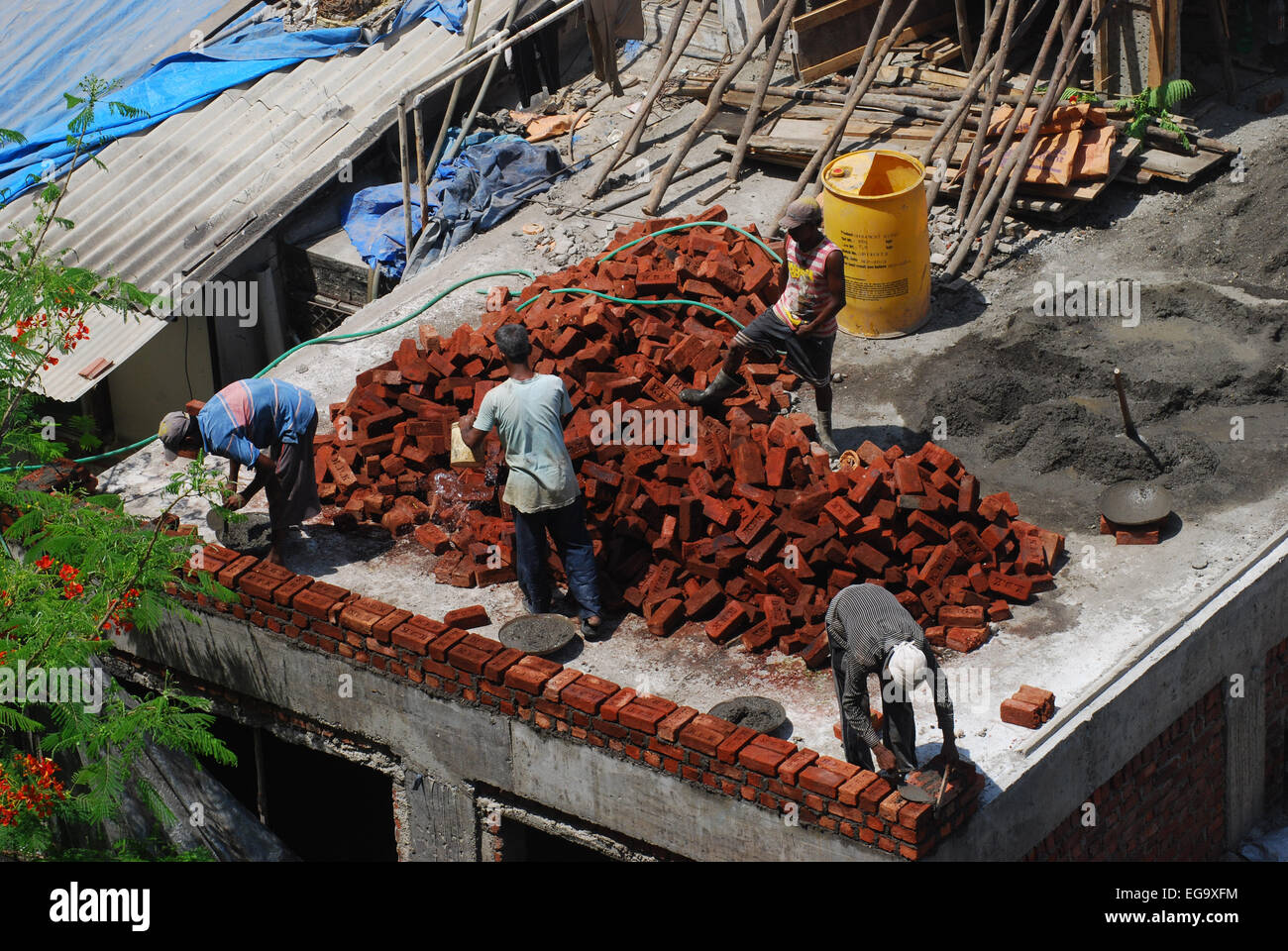 Construction workers in Mumbai Stock Photo