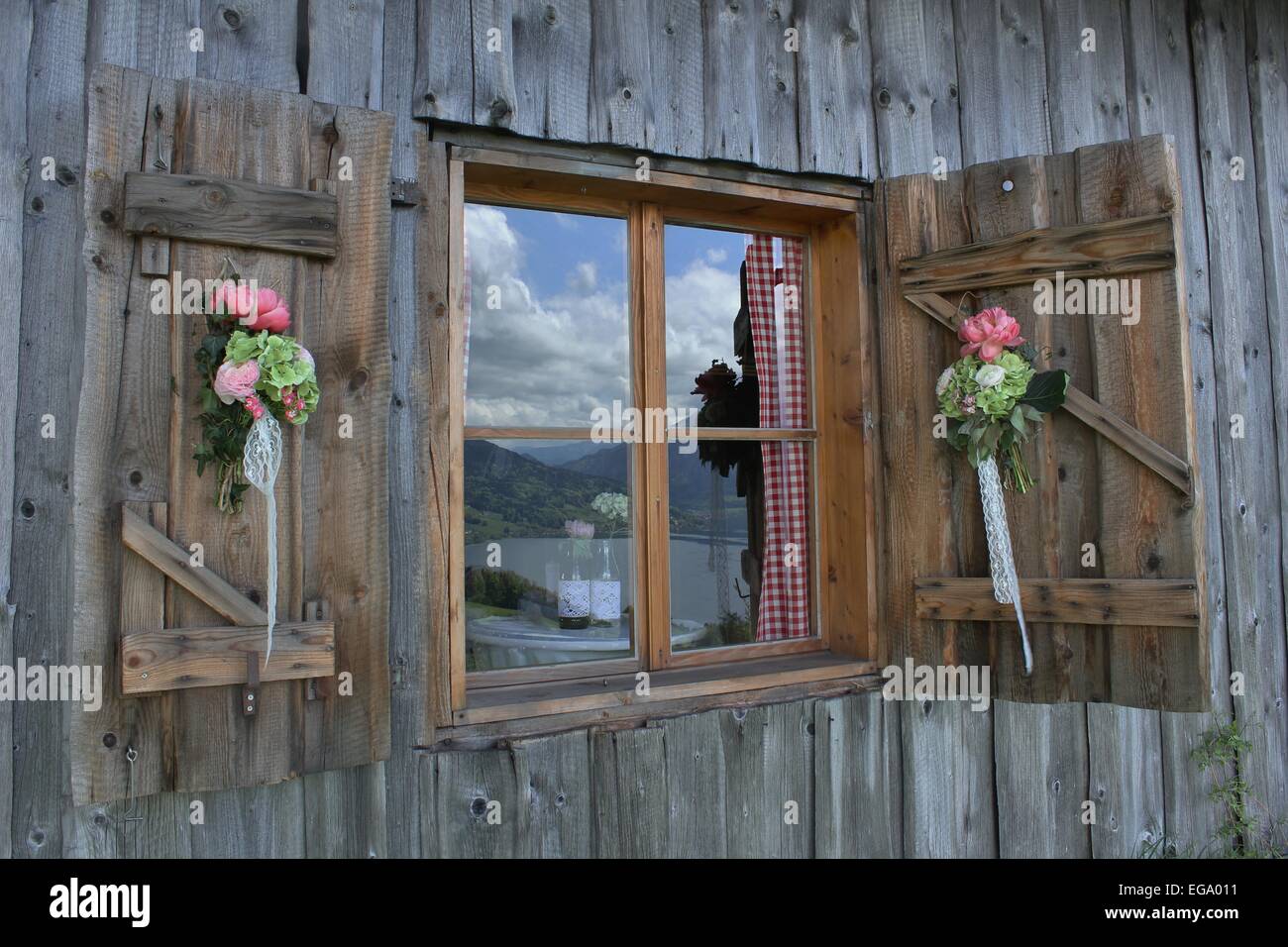 Rustic cabin window hi-res stock photography and images - Alamy