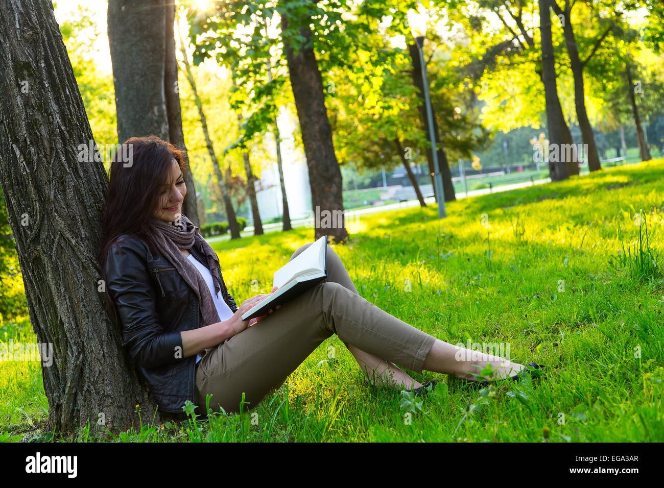 осенняя фотосессия. фотосессия девушки в парке. дарья киселева аккордеон. предлагаем в парке девушка. девушка на скамейке.