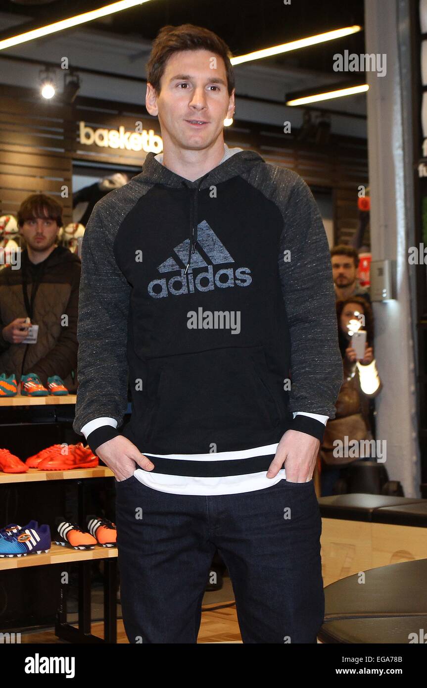 19.02.2015. Barcelona, Spain, Lionel Messi visits the store which feature  advertisments and apparel related to his footballing career Stock Photo -  Alamy