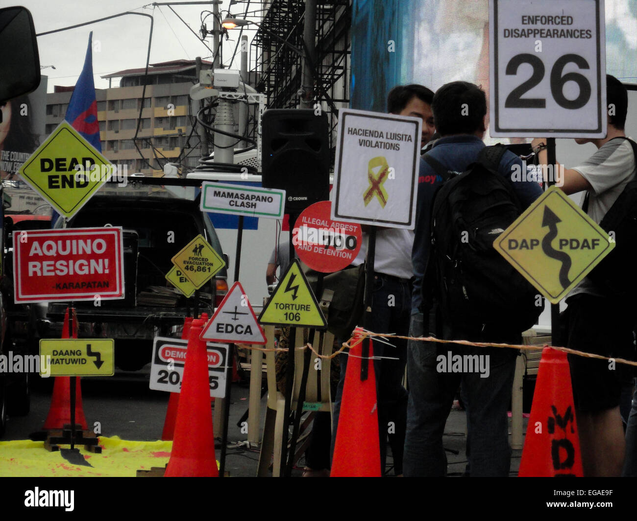Road signs that mention issues hounding the nation lead to a 'dead end' sign along a yellow mock road, symbolizing President Benigno Aquino III's 'Tuwid na Daan' (Straight Path) platform, during a rally at the Plaza Miranda in Quiapo. Activists held a 'People's Hearing' on the Mamasapano incident, where they reported on the findings of a fact-finding mission about the incident, where 44 policemen, 18 Muslim rebels, and 7 civilians were killed in a botched anti-terror operation that reportedly killed Malaysian bombmaker Zulkifli 'Marwan' Abdhir. (Photo by Richard James Mendoza/Pacific Press) Stock Photo